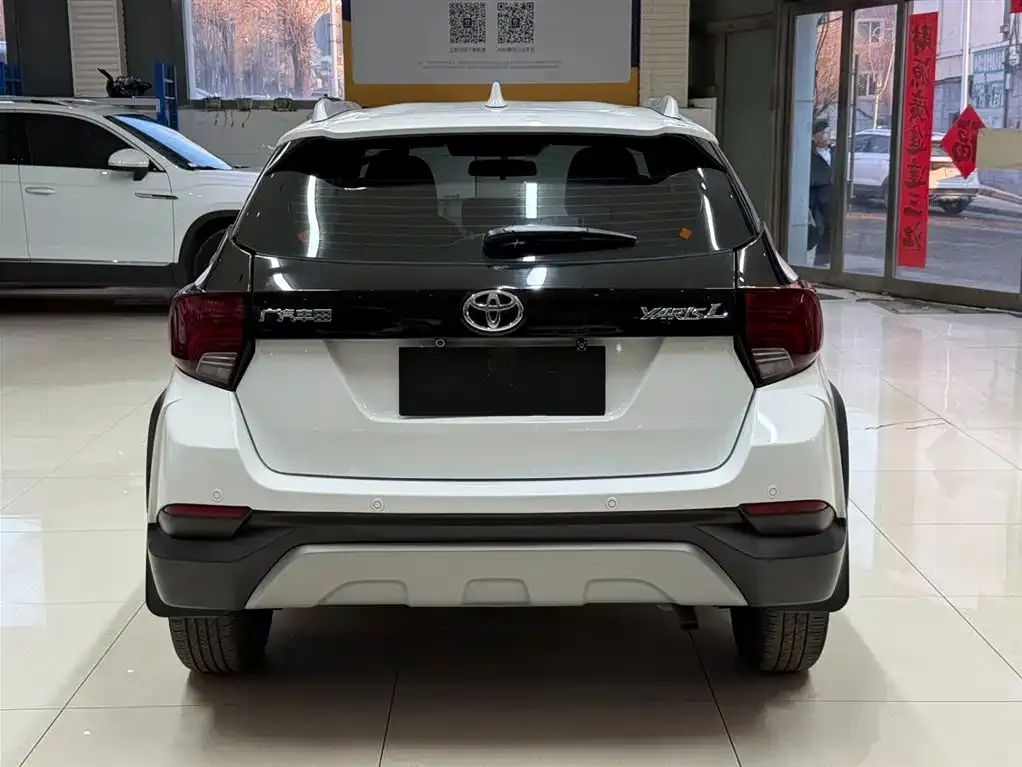 Toyota Yaris L — фото 2