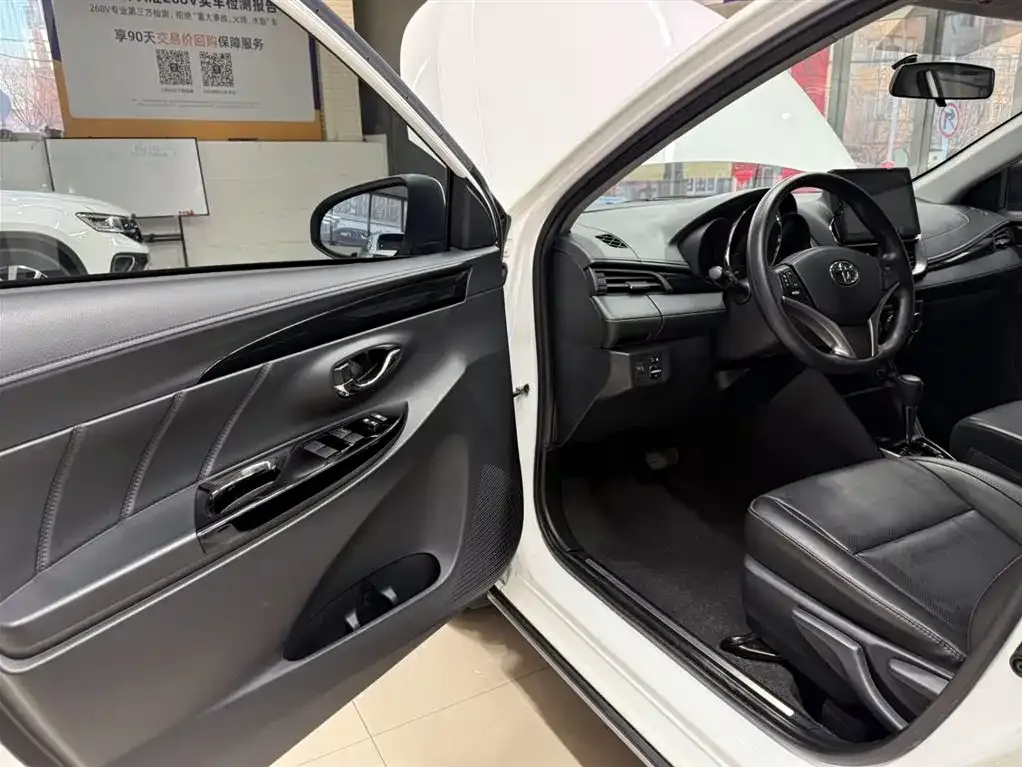 Toyota Yaris L — фото 4