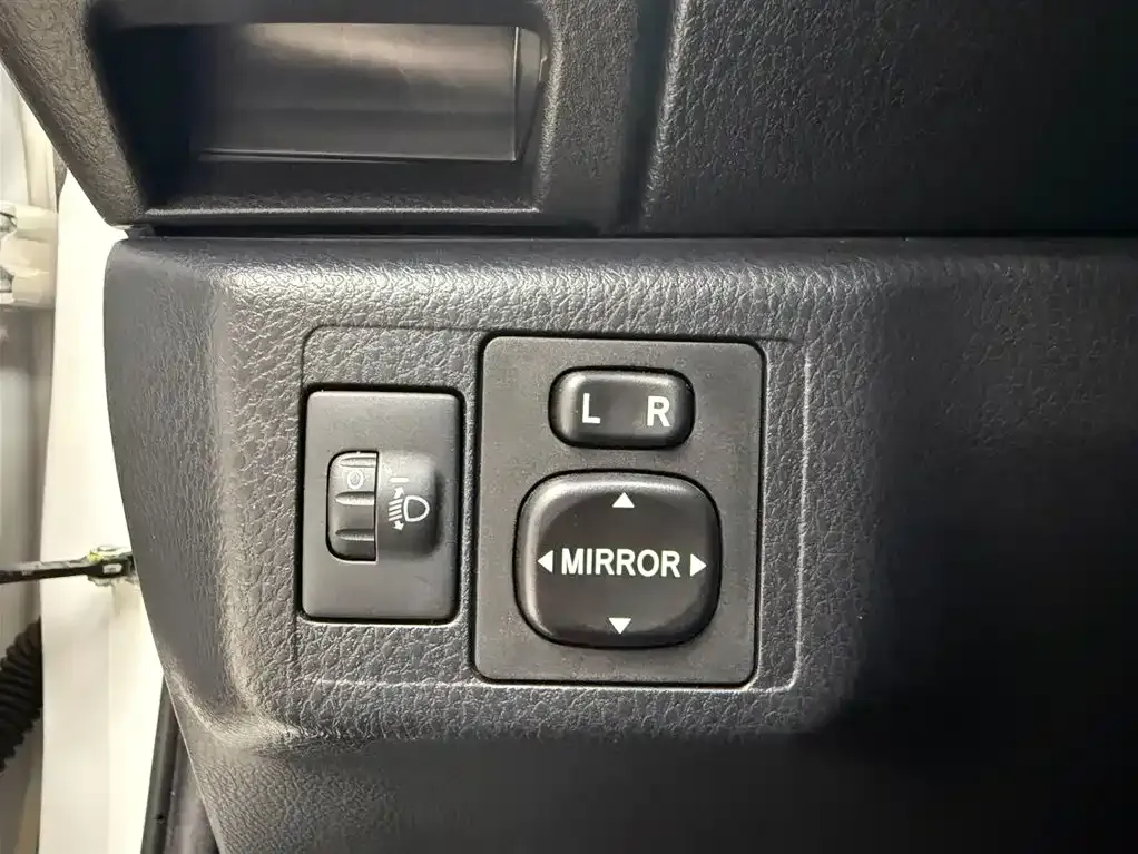 Toyota Yaris L — фото 3