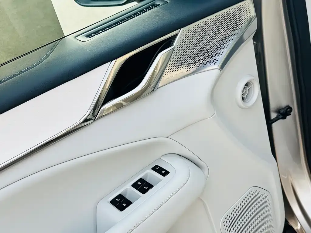 Volvo EM90 — фото 9