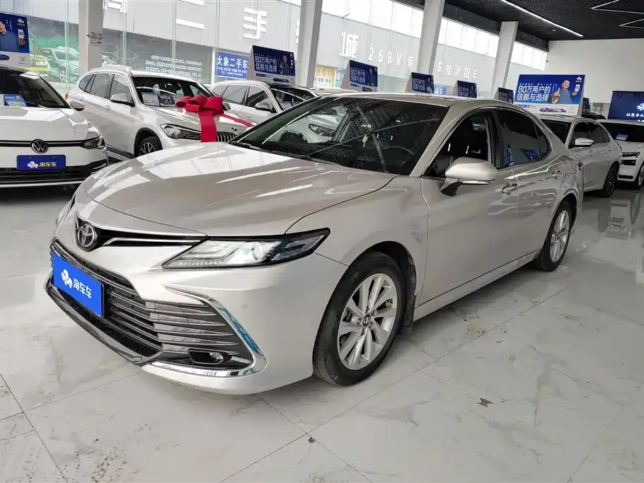 Toyota Camry — фото 1
