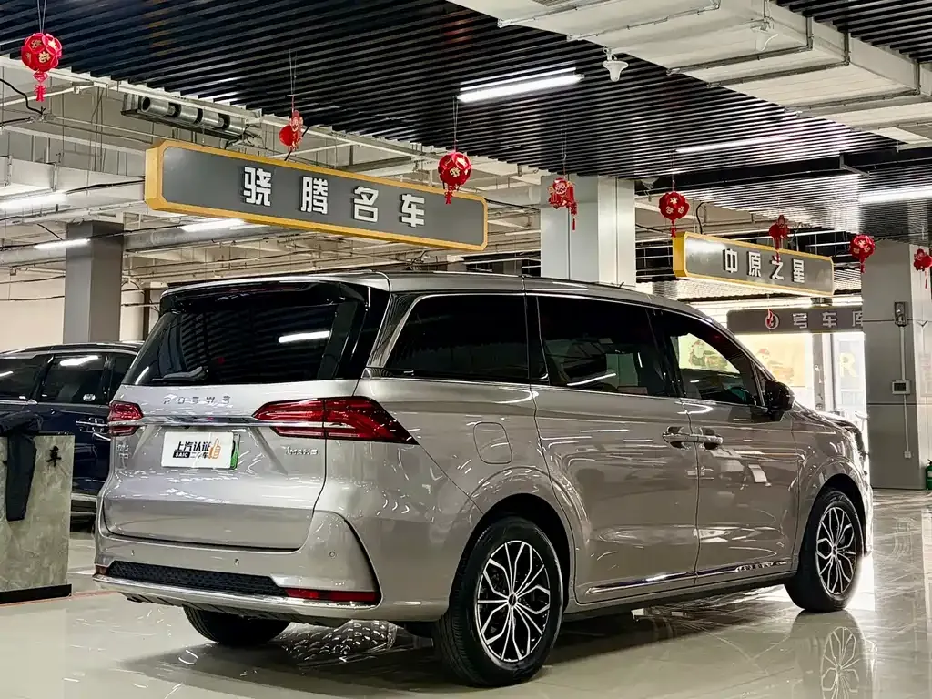 Roewe iMAX8 New Energy — фото 7