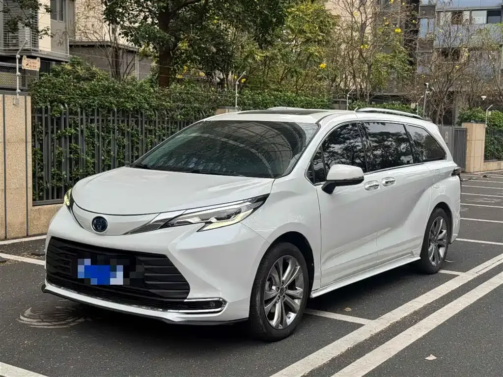 Toyota Sienna — фото 1