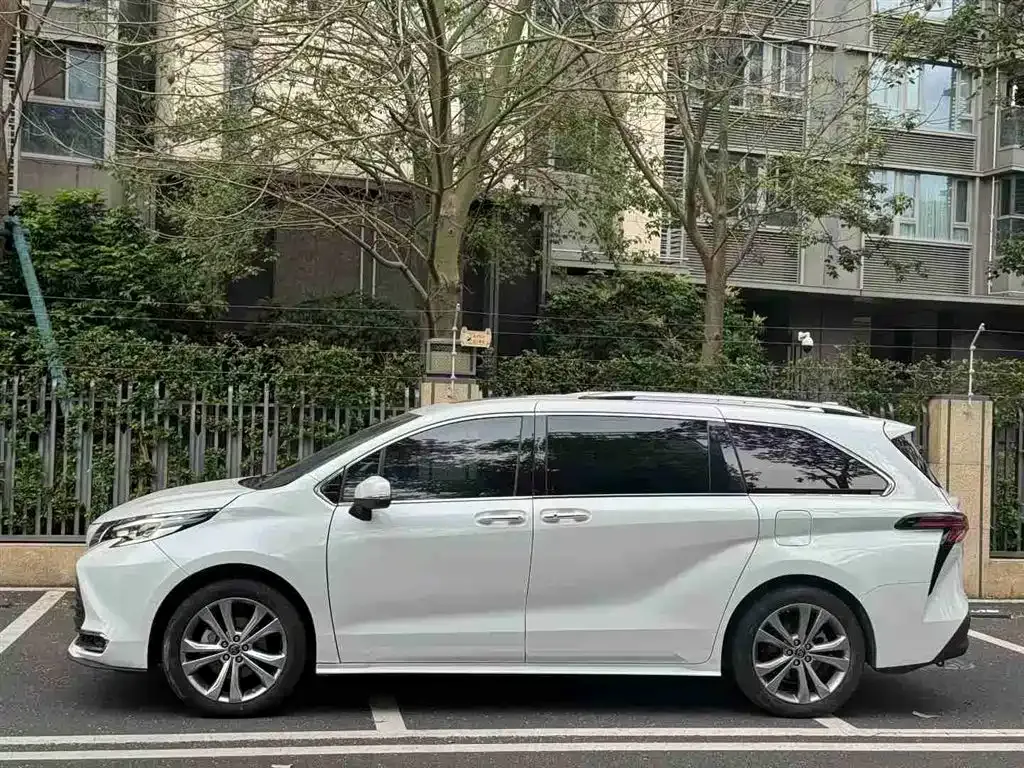 Toyota Sienna — фото 9