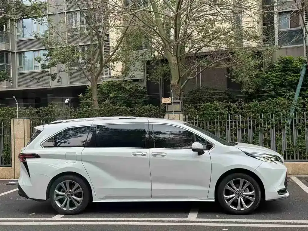 Toyota Sienna — фото 10