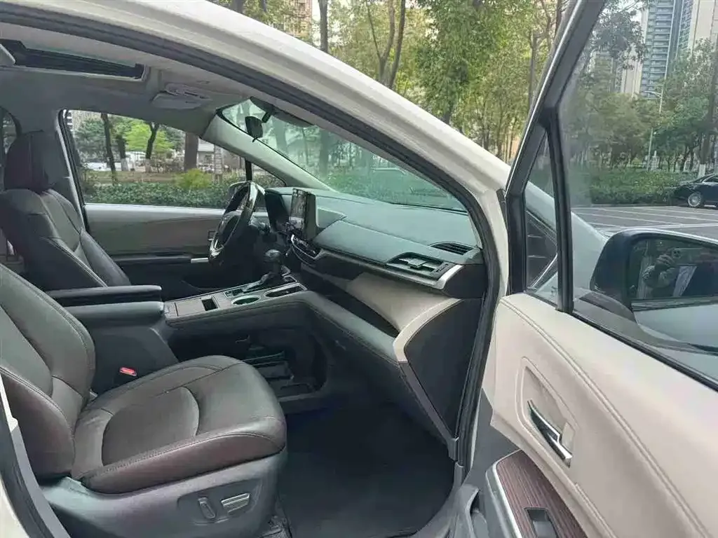 Toyota Sienna — фото 4