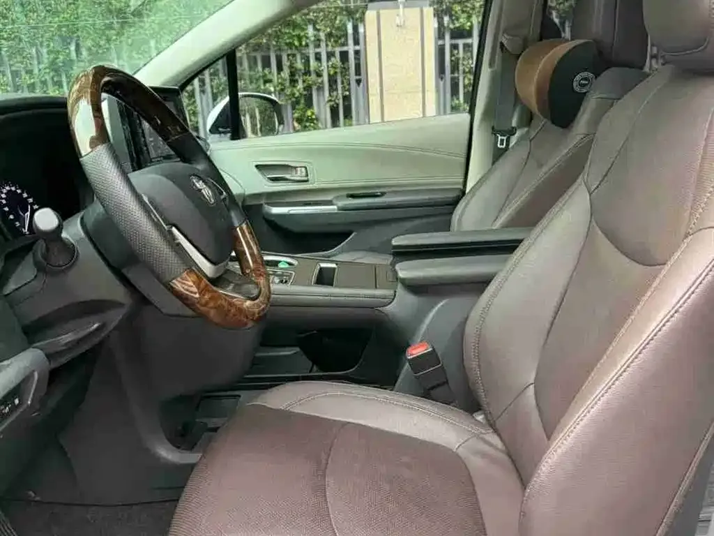 Toyota Sienna — фото 3