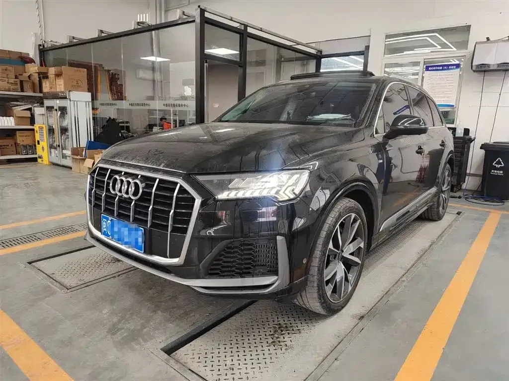 Audi Q7 — фото 1