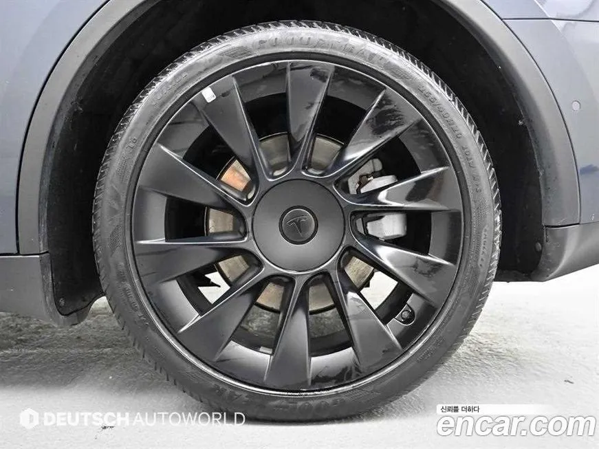 Tesla Model Y — фото 10