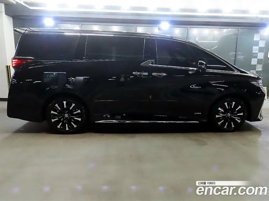 Toyota Alphard — фото 1