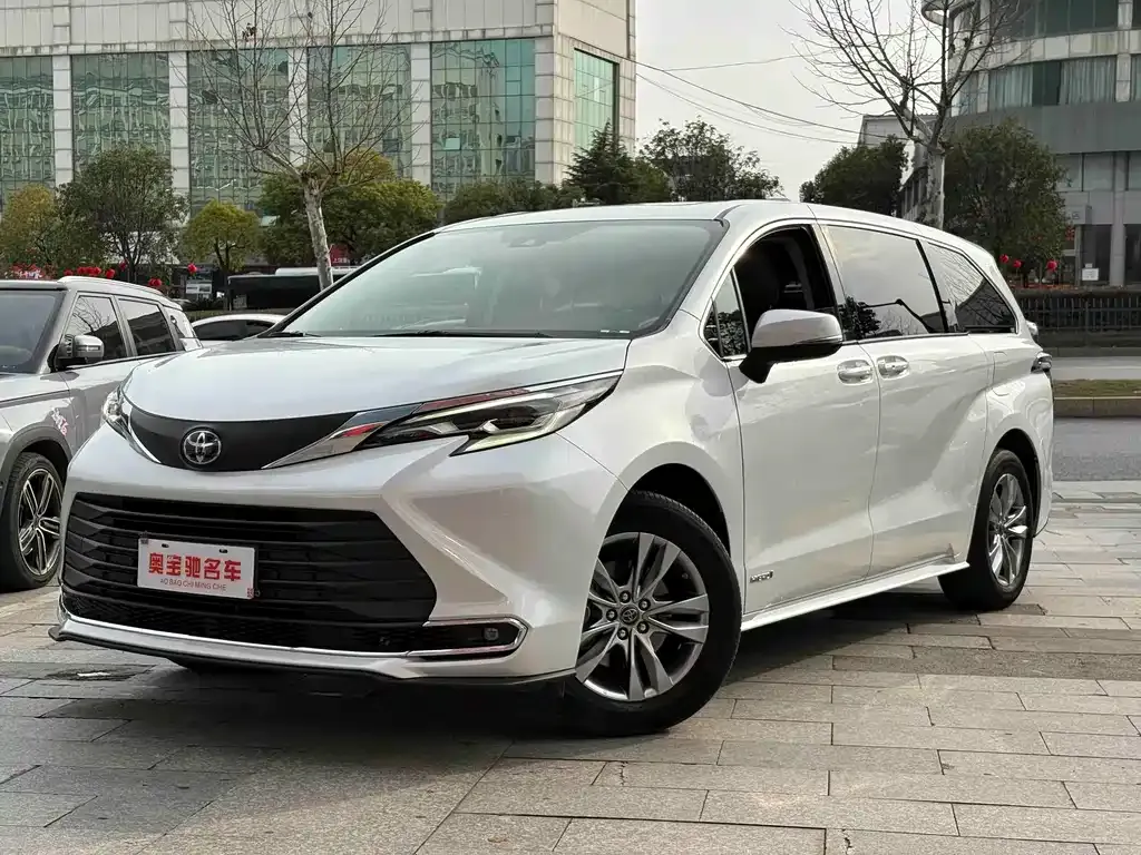 Toyota Sienna — фото 1