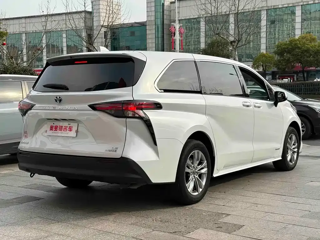 Toyota Sienna — фото 8