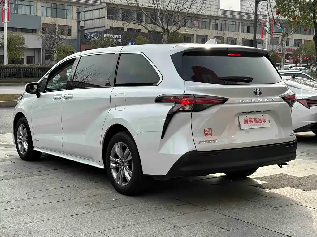 Toyota Sienna — фото 2