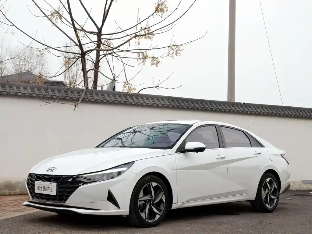 Hyundai Elantra — фото 1