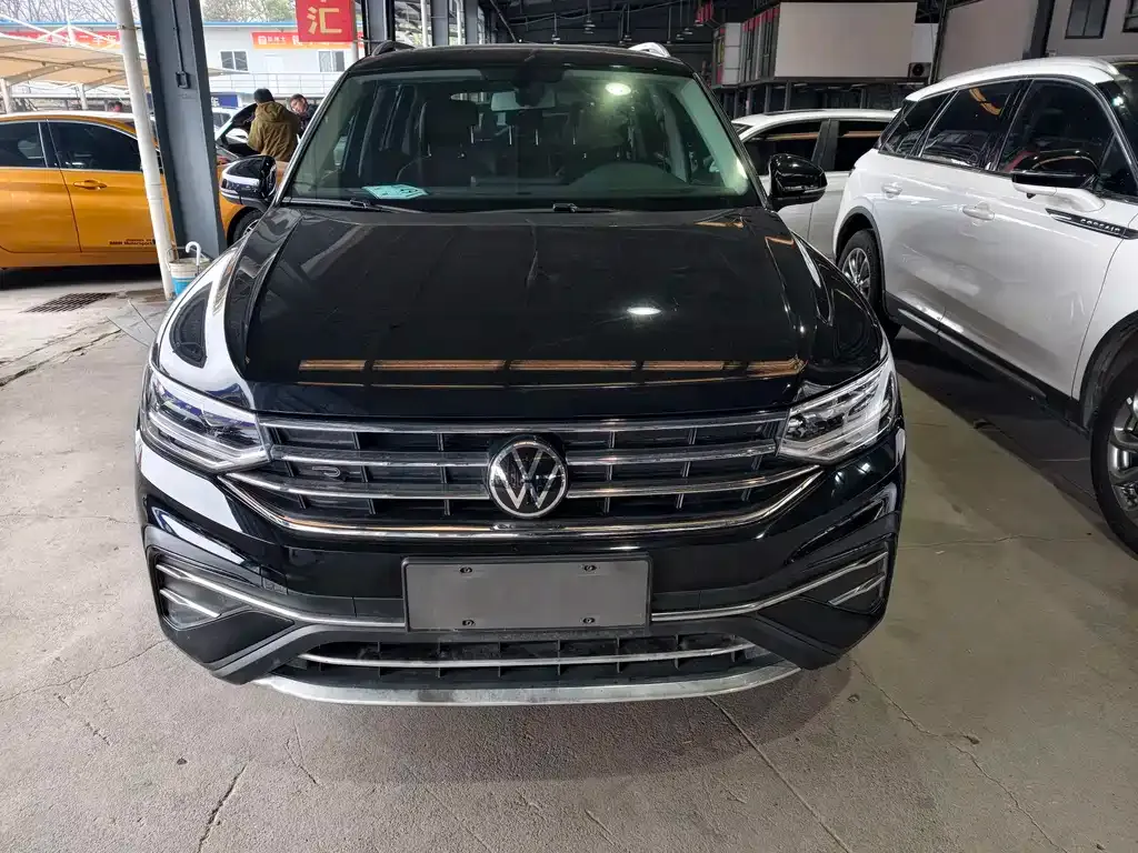 Volkswagen Tiguan L — фото 1