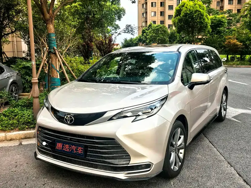 Toyota Sienna — фото 1
