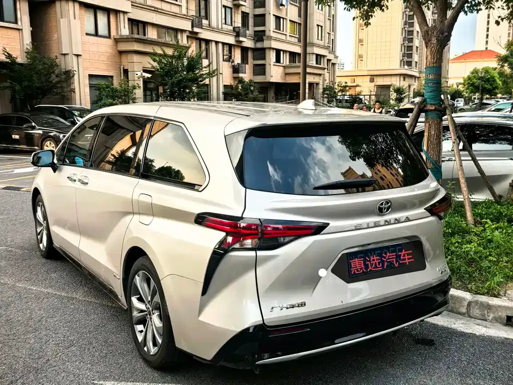 Toyota Sienna — фото 9