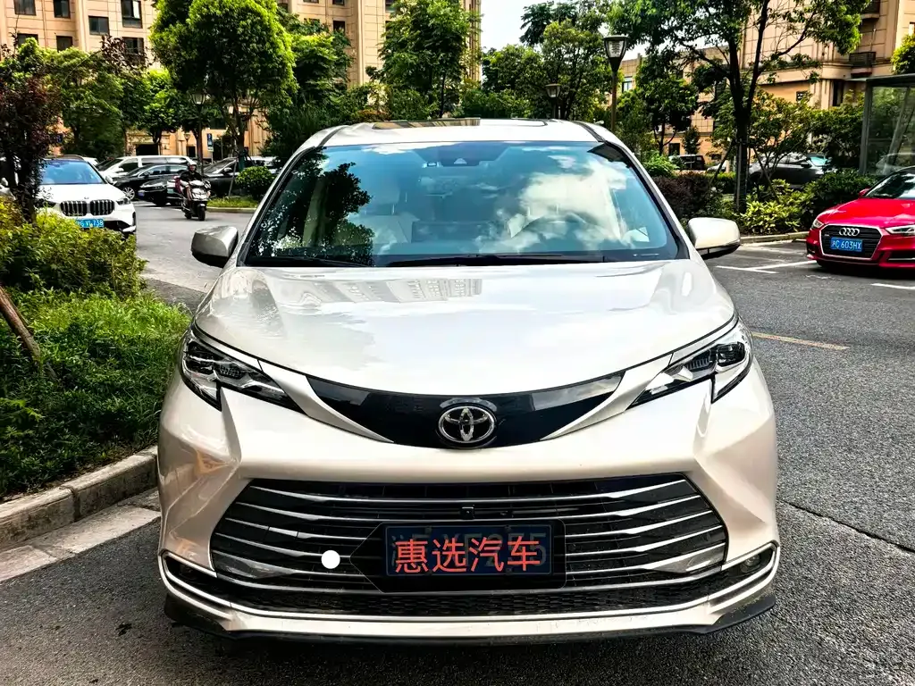 Toyota Sienna — фото 10