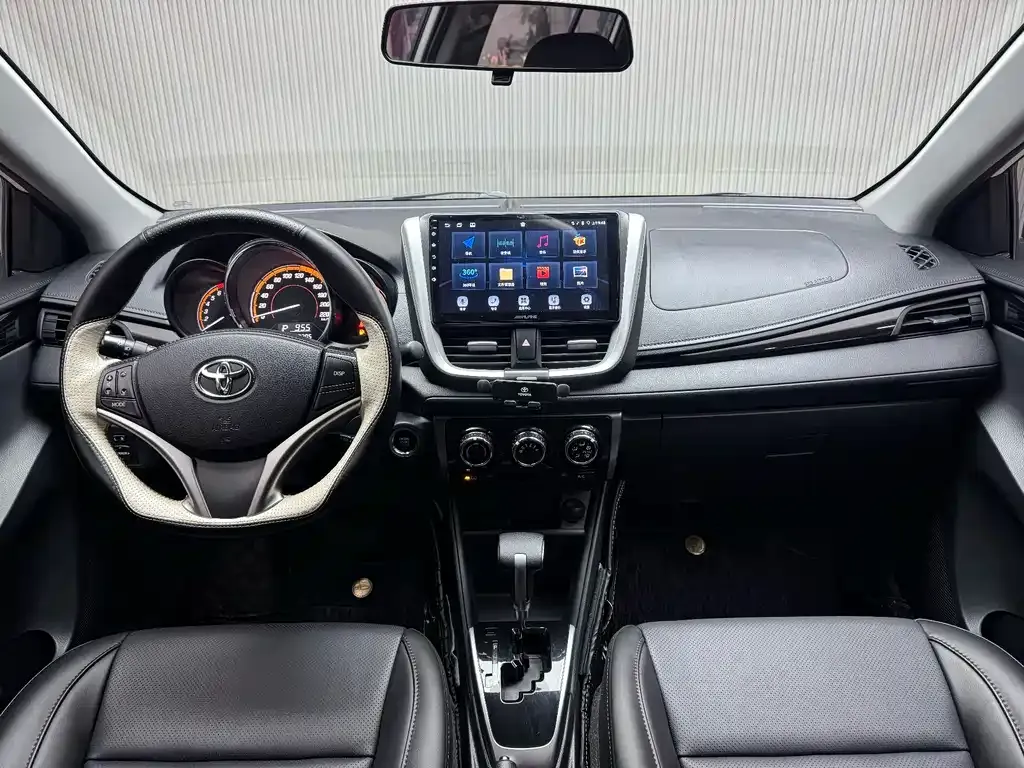 Toyota Yaris L — фото 10