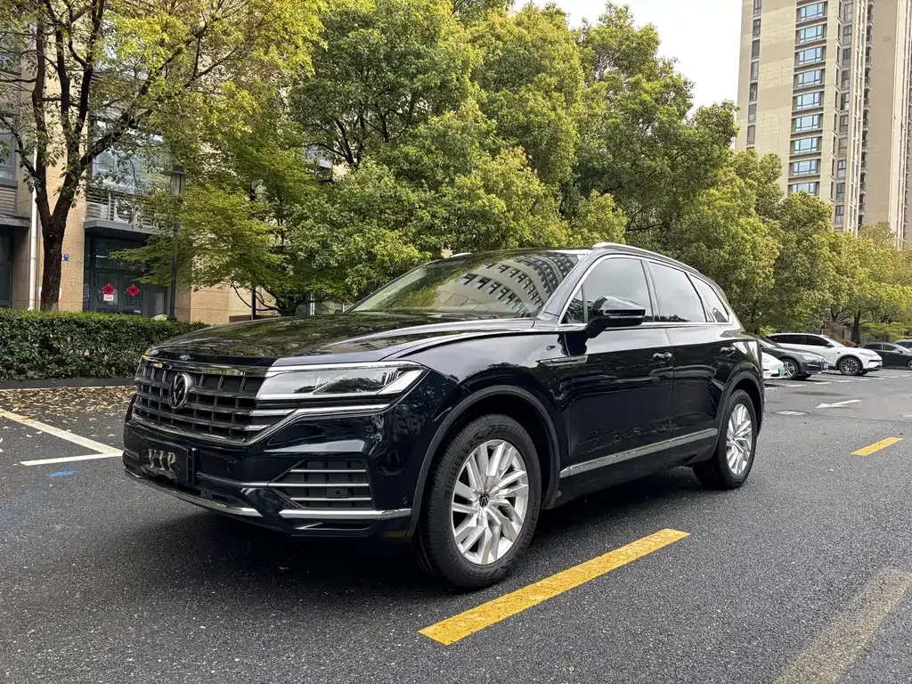 Volkswagen Touareg — фото 1