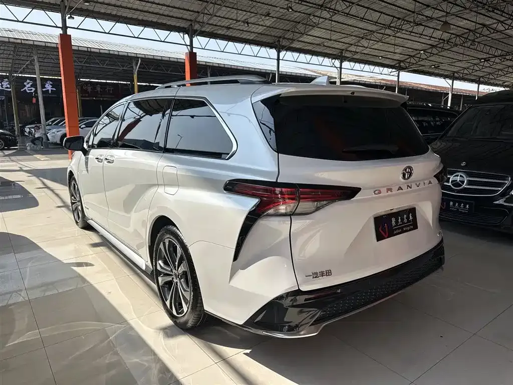Toyota Granvia — фото 8