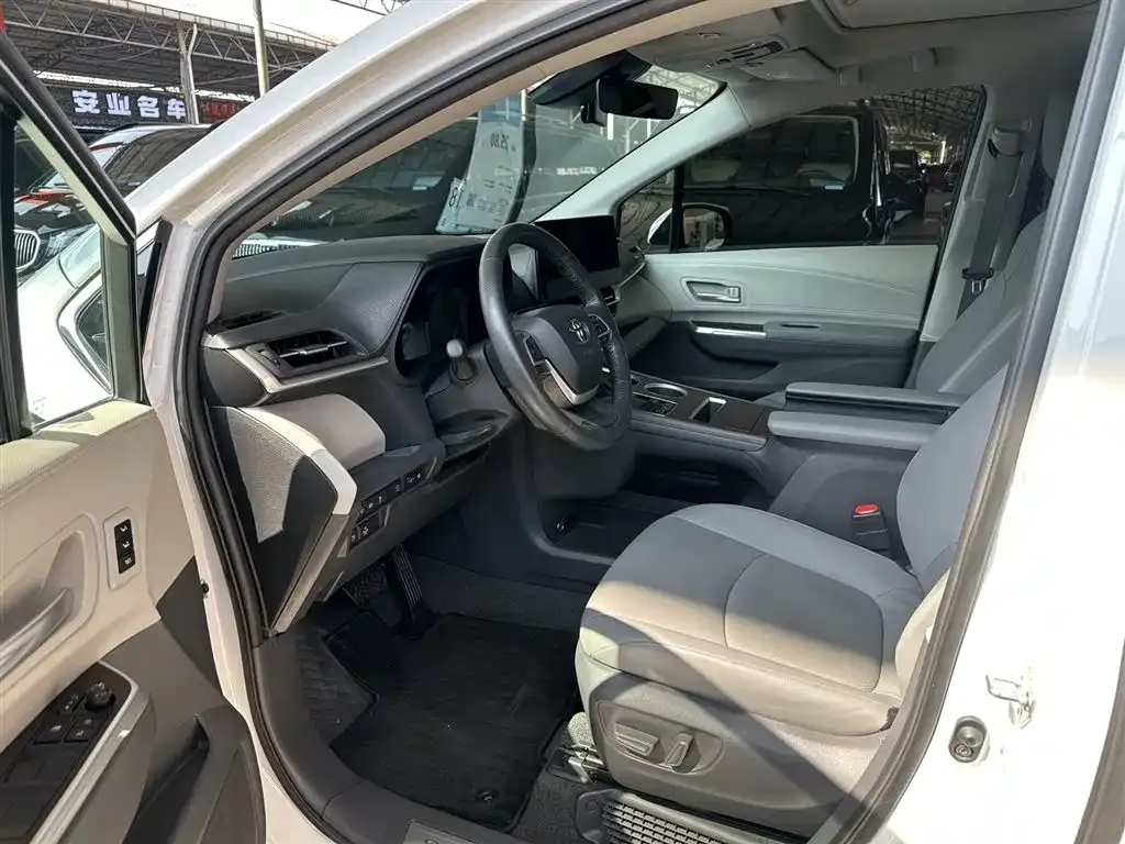 Toyota Granvia — фото 5