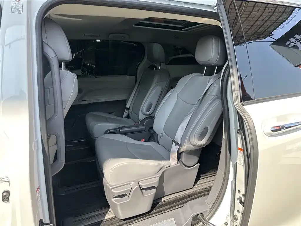 Toyota Granvia — фото 6