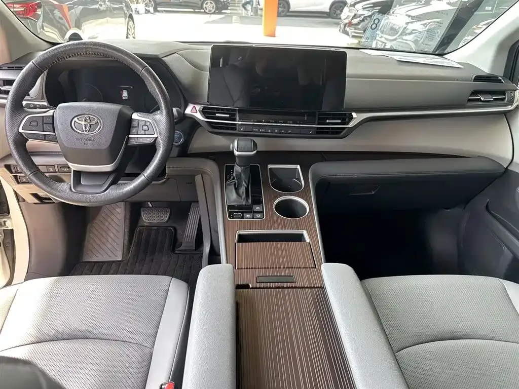 Toyota Granvia — фото 10