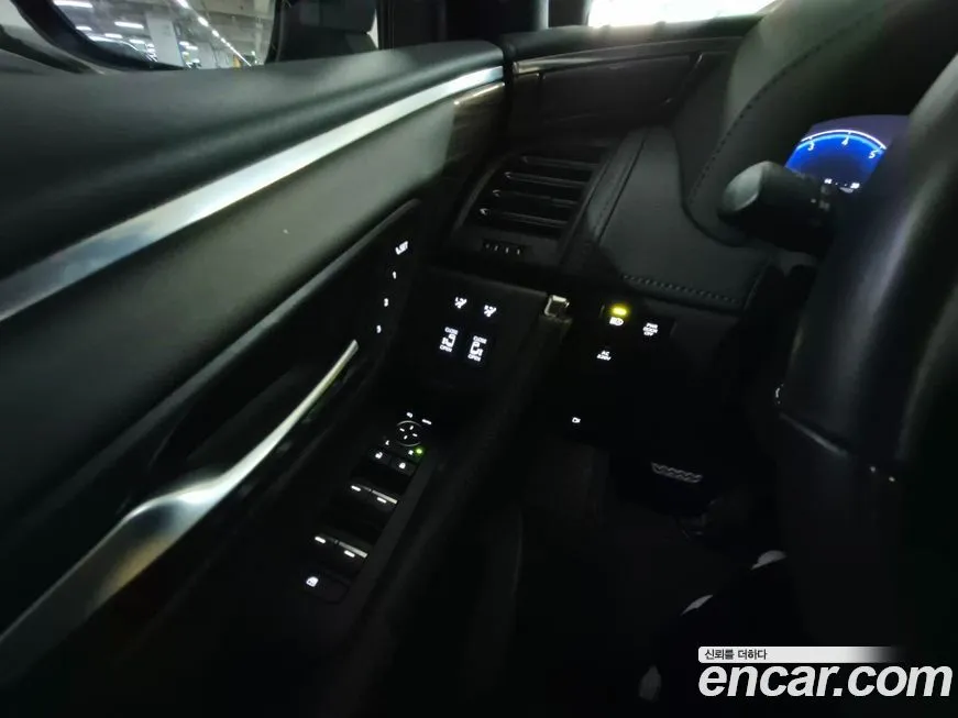 Toyota Alphard — фото 9