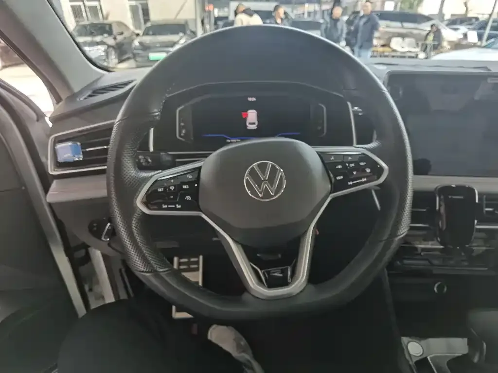 Volkswagen Tiguan L — фото 2
