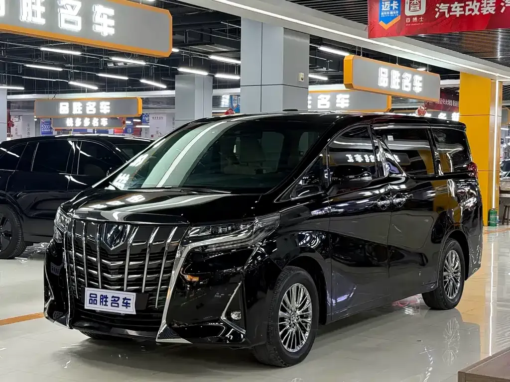 Toyota Alphard — фото 1