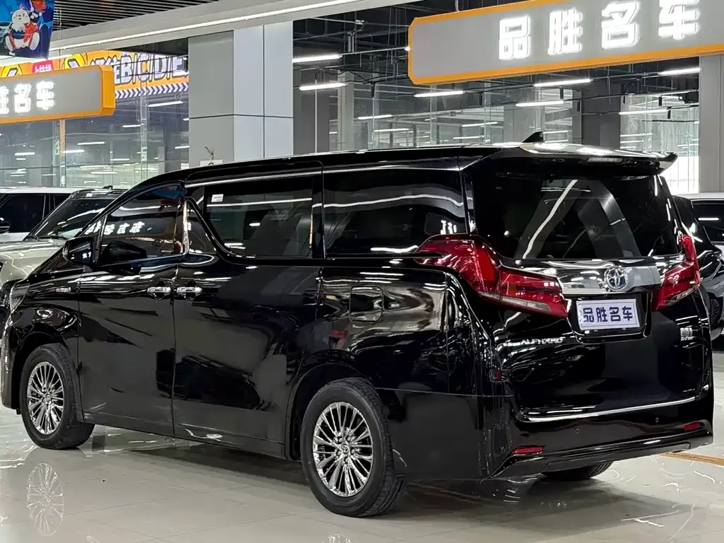 Toyota Alphard — фото 2