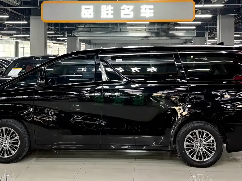 Toyota Alphard — фото 8