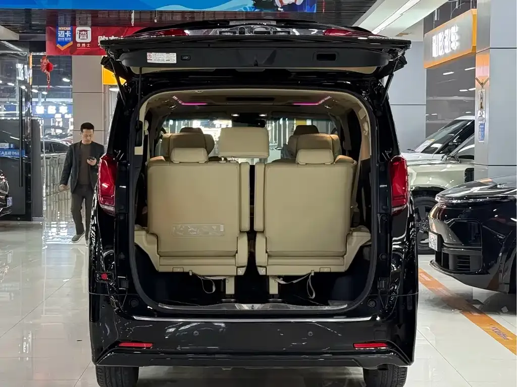 Toyota Alphard — фото 3