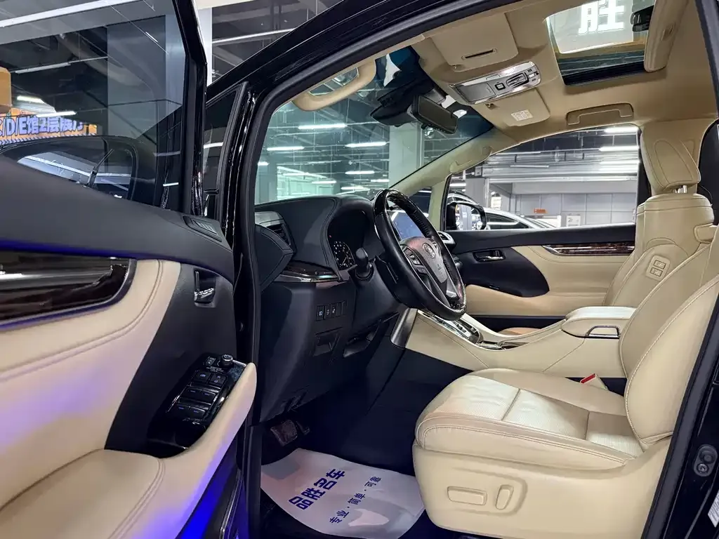 Toyota Alphard — фото 5