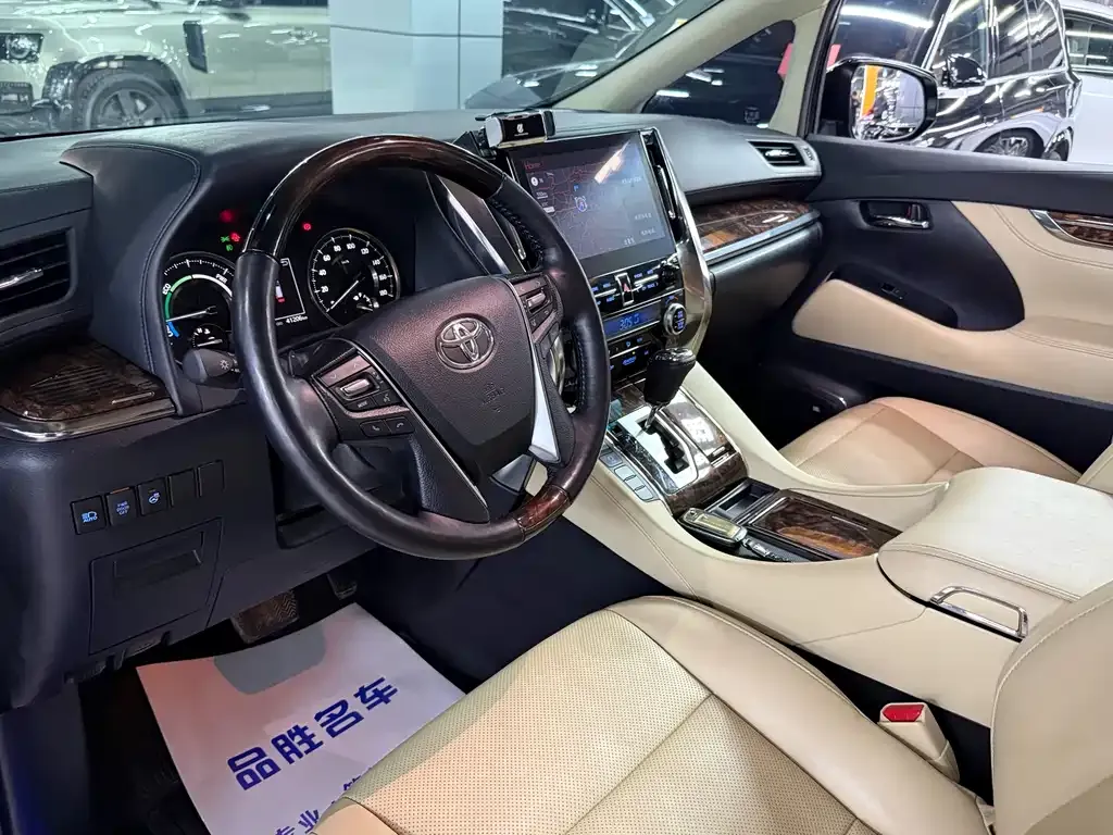 Toyota Alphard — фото 6