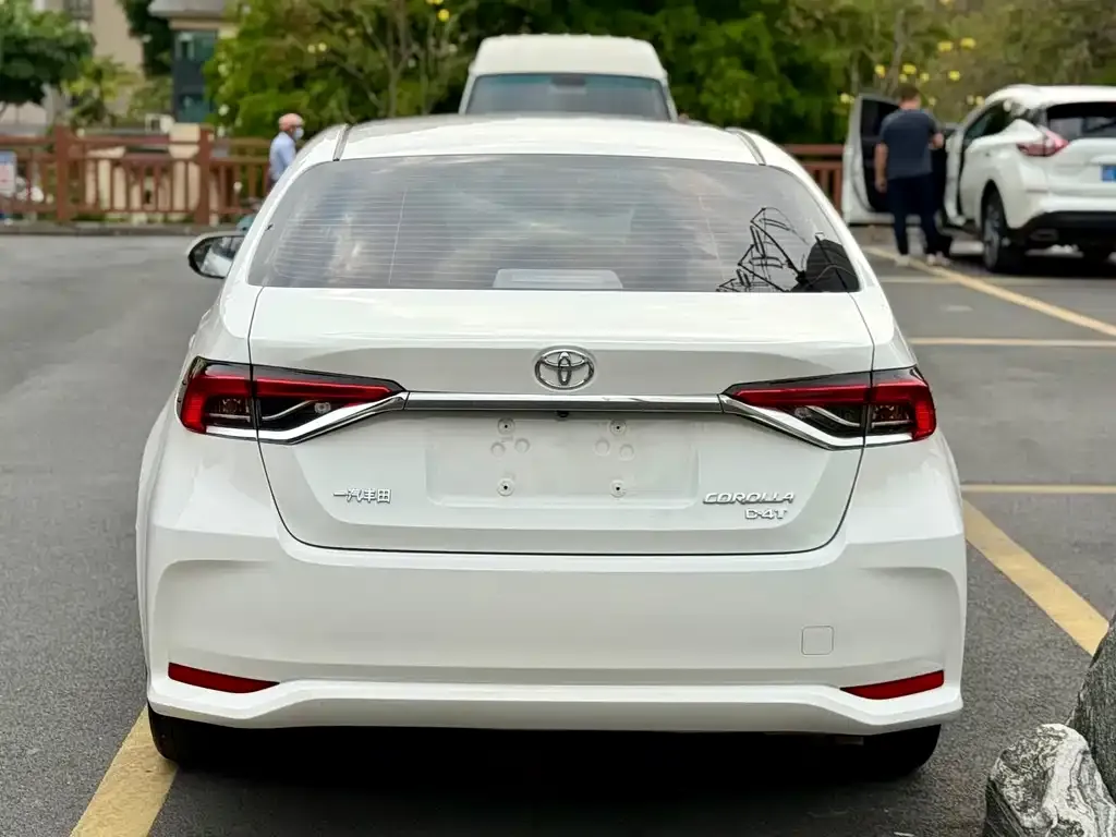 Toyota Corolla — фото 4