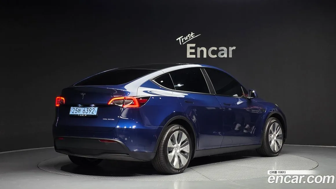 Tesla Model Y — фото 10