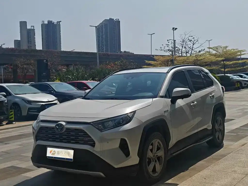 Toyota RAV4 — фото 1