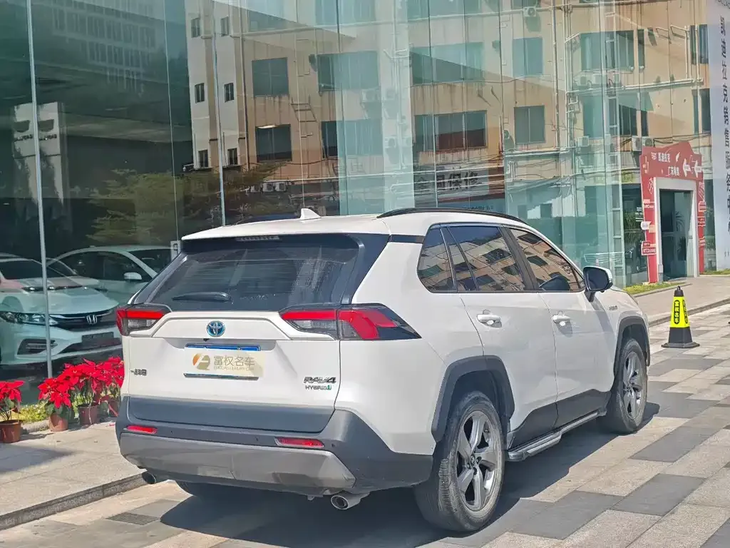Toyota RAV4 — фото 7