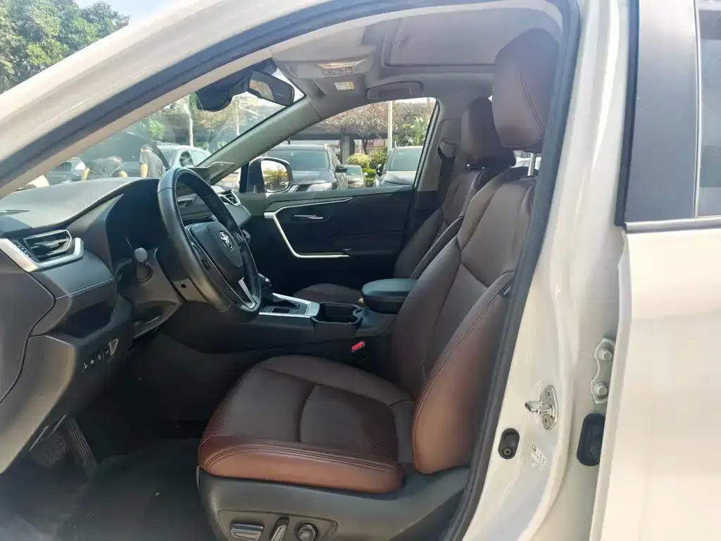 Toyota RAV4 — фото 6