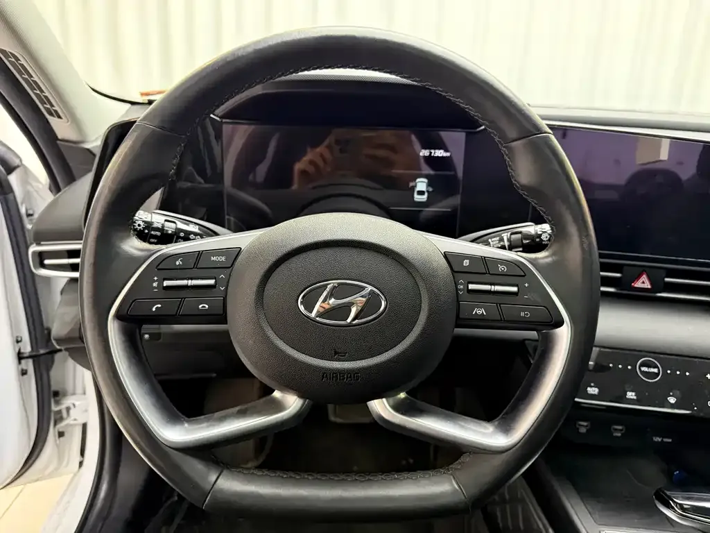 Hyundai Elantra — фото 3
