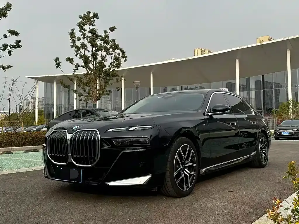 BMW 7 Series — фото 1