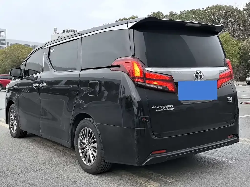 Toyota Alphard — фото 9