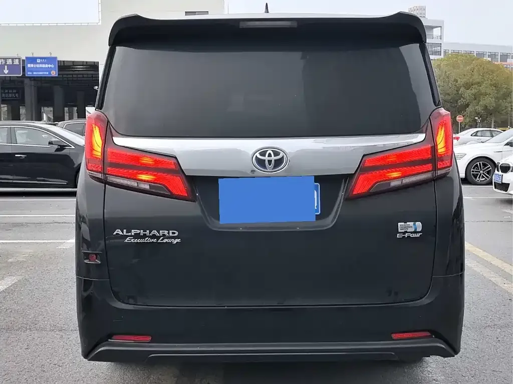 Toyota Alphard — фото 2