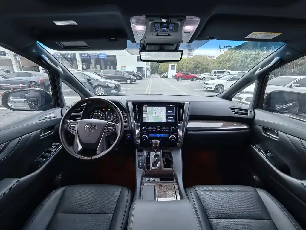 Toyota Alphard — фото 4