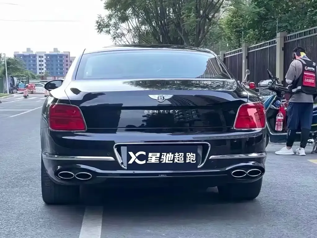 Bentley Flying Spur — фото 2