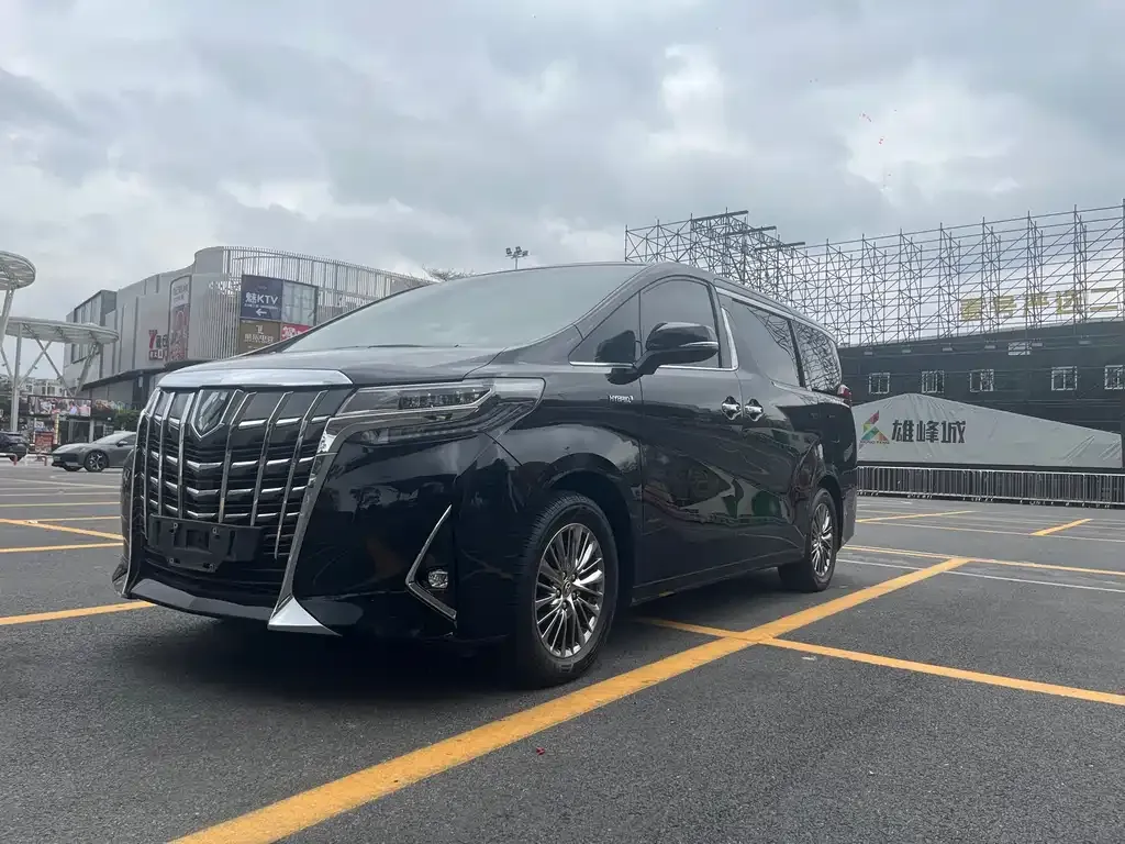 Toyota Alphard — фото 1