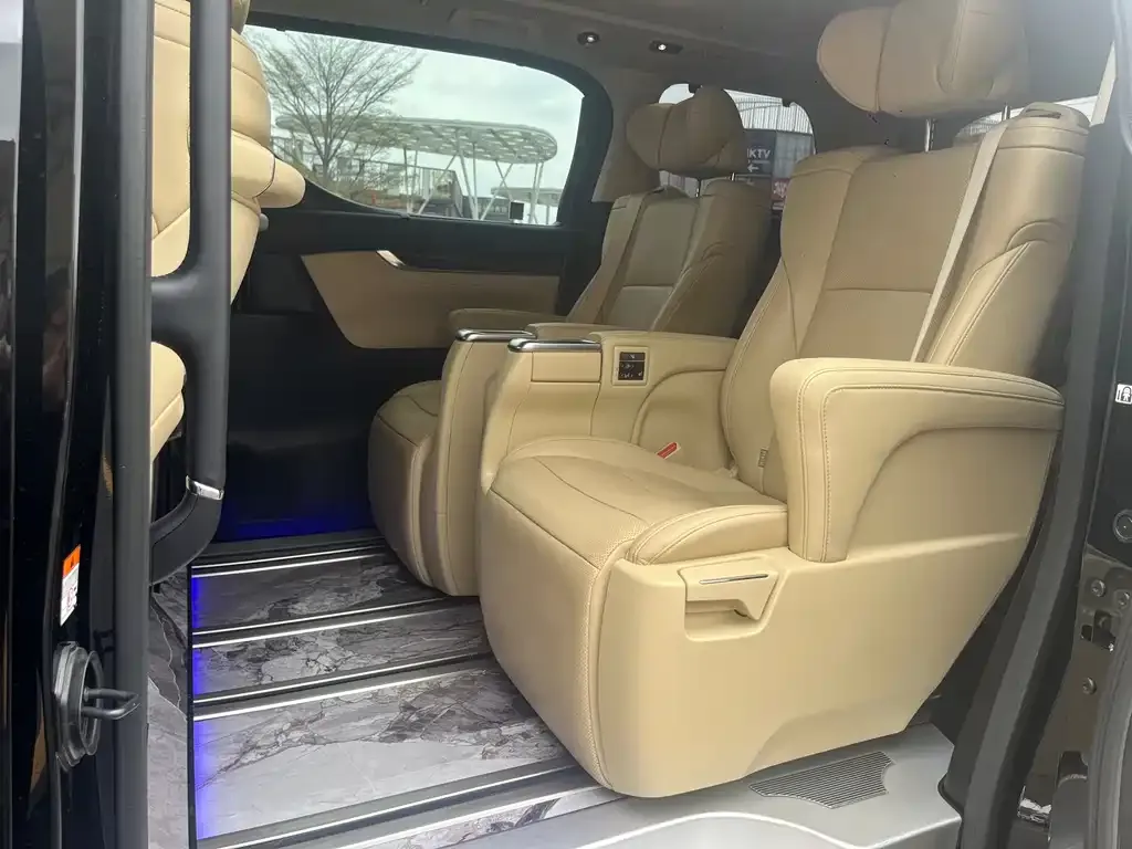 Toyota Alphard — фото 9