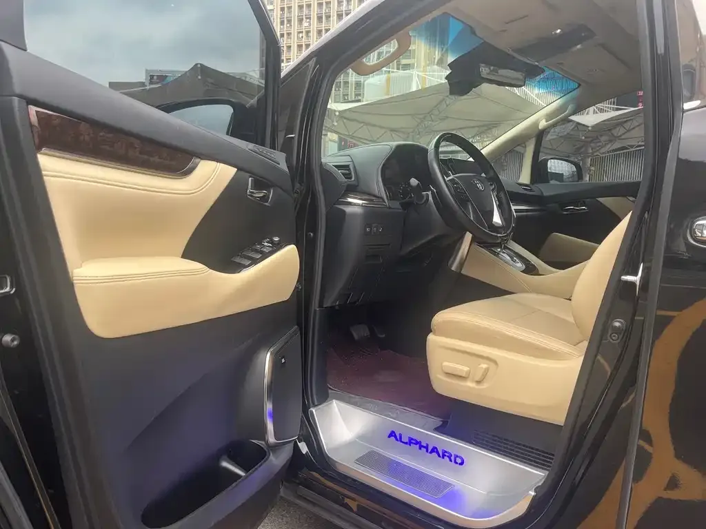 Toyota Alphard — фото 4